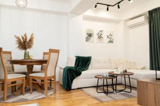 Two-Bedroom Apartment Near City Center with Private Parking - 0