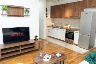 Two-Bedroom Apartment Near City Center with Private Parking - 6