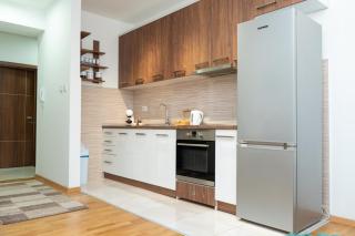 Two-Bedroom Apartment Near City Center with Private Parking - 9