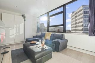 Heathrow Retail Park Aprt Sleeps SEVEN Turbo WiFi - 1