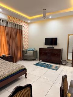 Modern private home ph7 central loc w parking - 9