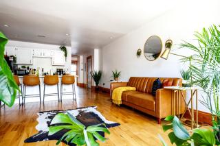 Jungle House Luxury Homes - Columbus Downtown Short North - Walk to Convention Center & Nationwide Arena - Sleeps up to 10 - Free Parking - Over 5,800 Five Stars - 7