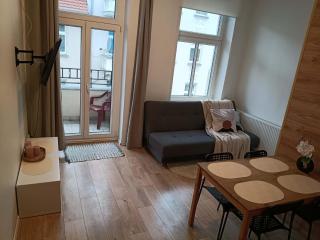 Cosy Balcony Apartment - 3