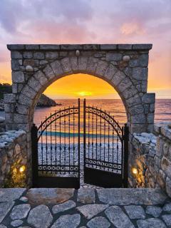 Lalloudes Seaside Suites Sea and Pool View - 8