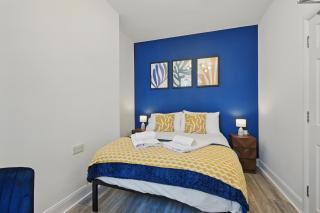 Great for groups, 7 bedroom 4 bathroom 2x parking by StayByNumbers - 4