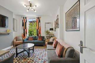 Great for groups, 7 bedroom 4 bathroom 2x parking by StayByNumbers - 6