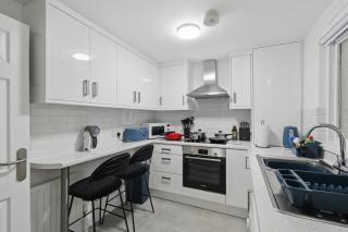 Great for groups, 7 bedroom 4 bathroom 2x parking by StayByNumbers - 5