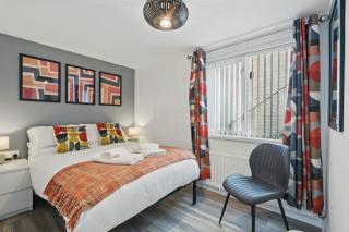 Great for groups, 7 bedroom 4 bathroom 2x parking by StayByNumbers - 2