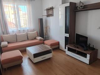 Spacious, Comfortable Top Central Apartment - 0