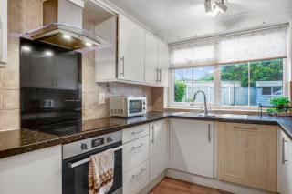 Spacious 4-Bed House, & Prime Location Solihull - Olton - 2