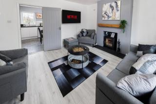 Barker House - Sleeps 5, WiFi, Parking, Netflix, Walking & Cycle Routes - 0