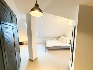 Zentrale, designer Maisonette Wohnung, 2 Schlafzimmer, Galerie mit Schlafsofa, großes Wohnzimmer mit Schlafsofa, Smart TV, WLAN, 200m Straßenbahn- 84 Quadratmeter - 9