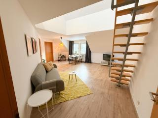 Zentrale, designer Maisonette Wohnung, 2 Schlafzimmer, Galerie mit Schlafsofa, großes Wohnzimmer mit Schlafsofa, Smart TV, WLAN, 200m Straßenbahn- 84 Quadratmeter - 8