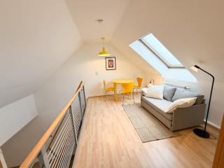 Zentrale, designer Maisonette Wohnung, 2 Schlafzimmer, Galerie mit Schlafsofa, großes Wohnzimmer mit Schlafsofa, Smart TV, WLAN, 200m Straßenbahn- 84 Quadratmeter - 2