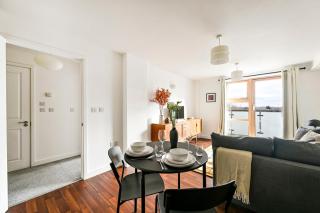 Luxury 1-Bed Home with Balcony and Sofa Bed in Tottenham - Ideal for Leisure, Contractors and Family stays - 3