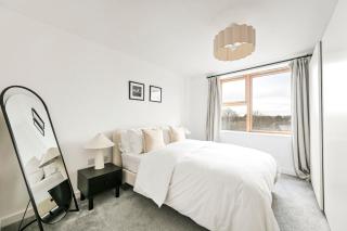Luxury 1-Bed Home with Balcony and Sofa Bed in Tottenham - Ideal for Leisure, Contractors and Family stays - 6