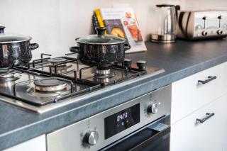 NEW Refurbished HOUSE, Contractor & Business, FREE Wi-Fi, Parking - 4