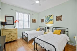 Coastal Villa, Walk to the Beach - 6