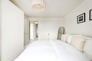 Luxury 1-Bed Home with Balcony and Sofa Bed in Tottenham - Ideal for Leisure, Contractors and Family stays - 5