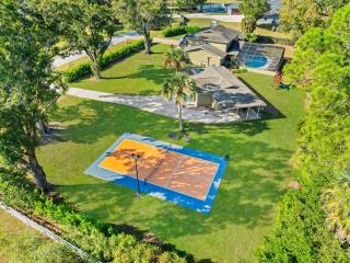 Pool Pickleball Game Room Sleeps 18 - 9