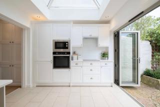 Beautiful 4 Bedroom Home - 9