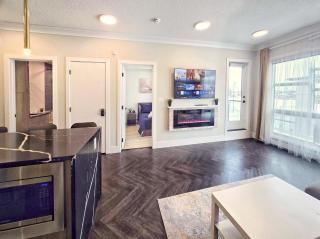 Family Stylish 1BR and Den Condo -Apartment with City View, Downtown, Balcony, Free Parking, In-Suite Laundry! - 1