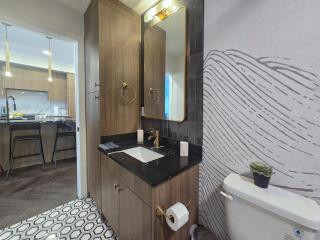 Family Stylish 1BR and Den Condo -Apartment with City View, Downtown, Balcony, Free Parking, In-Suite Laundry! - 5