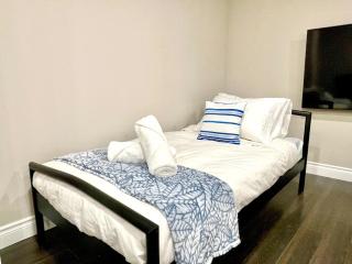 Violet Escape Modern Apt 1B 1B, Kitchen, Parking - 6