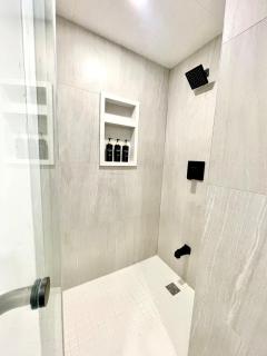 Violet Escape Modern Apt 1B 1B, Kitchen, Parking - 5