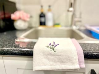 Violet Escape Modern Apt 1B 1B, Kitchen, Parking - 4