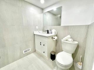 Violet Escape Modern Apt 1B 1B, Kitchen, Parking - 1