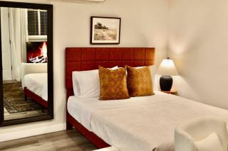 Cozy Studio steps away from Downtown and Shops - 0