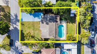 Seabreeze Escape, Oasis, Entire House, 3br,2bath Big Private Yard, HEATED Saltwater POOL, Near Shops, Restaurants, Bars, Casinos, Sleeps 8 - 1