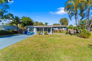 Seabreeze Escape, Oasis, Entire House, 3br,2bath Big Private Yard, HEATED Saltwater POOL, Near Shops, Restaurants, Bars, Casinos, Sleeps 8 - 8