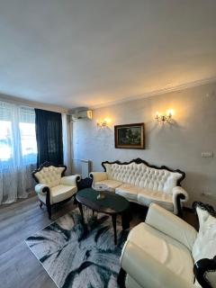 Royal Baroque Apartment with Stunning Views - 9