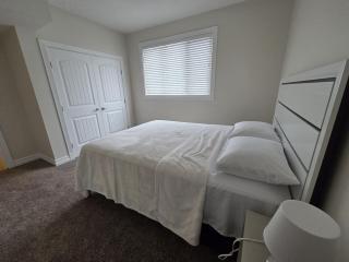 Modern 2 Bedroom Suite Private & Fully Furnished - 4