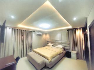 Rare Luxury 2bed guest house with private garden close to airport - 0