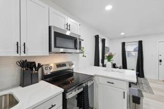 Modern 2BR Unit Hot Tub Outdoor Lounge - 7