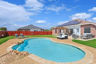 5BR Getaway in DeSoto with Pool Hot Tub & Cinema - 4