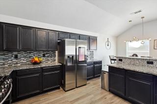 5BR Getaway in DeSoto with Pool Hot Tub & Cinema - 1