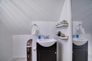 Charming n Fun chalet Retreat in The Poconos - 9