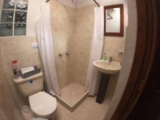 Habitación Familiar con Luz Natural y Vista a las Montañas - 3