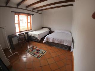 Habitación Familiar con Luz Natural y Vista a las Montañas - 2