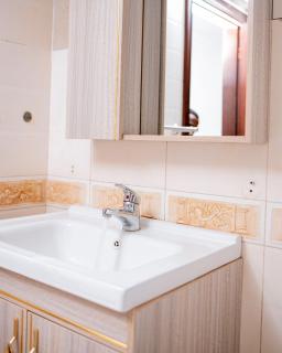 Spacious Apartment in Dar es Salaam with City, Ocean, and Pool Views - 1