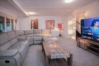 5BR Pool - BBQ Retreat - Sleeps 11 max - EV Station - 1