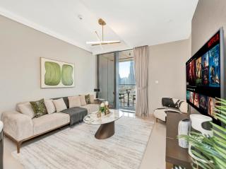 Kensington 1BR and Study with Sofa Bed Burj View Dubal mall link - 1