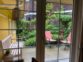 Spacious + Private 1 Bedrm Garden Suite near Ocean - 9