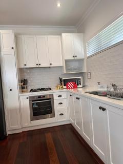 Entire Cottage in heart of East Victoria Park - 5