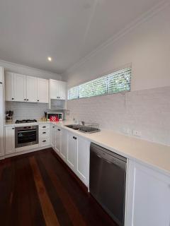 Entire Cottage in heart of East Victoria Park - 2