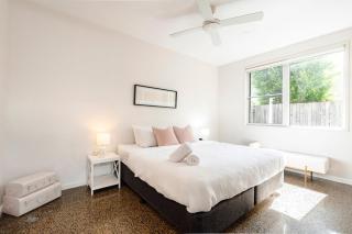 Lakeside Beach House 3 - Early Check-in - Pets - Accessible - 3